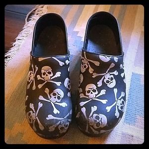 Skull 'n Crossbones Sanitas